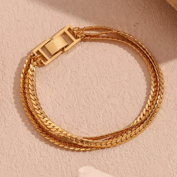 Pulsera con Broche de Cadena de Tres Capas en Acero Inoxidable Chapado en Oro de 18K