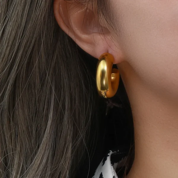aretes de aro en C forma exagerada
